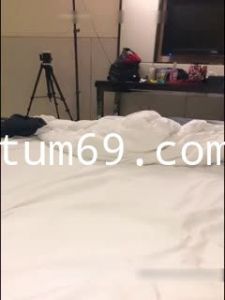 91长屌猛男酒店开房双飞爆草九零后姐妹花，颜射妹妹的脸上一脸精子的的!