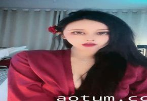 极品网红奶油女神来袭！性感睡衣配大红唇，肥臀特写掰开无毛嫩穴，假屌骑乘狂操