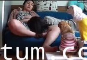 姐妹激情双飞，遭两只小狗偷窥高潮